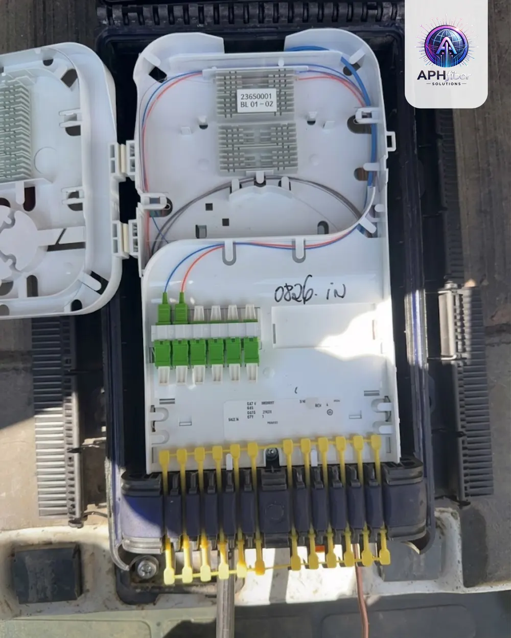 Open fiber closure with organized splice trays and green connectors