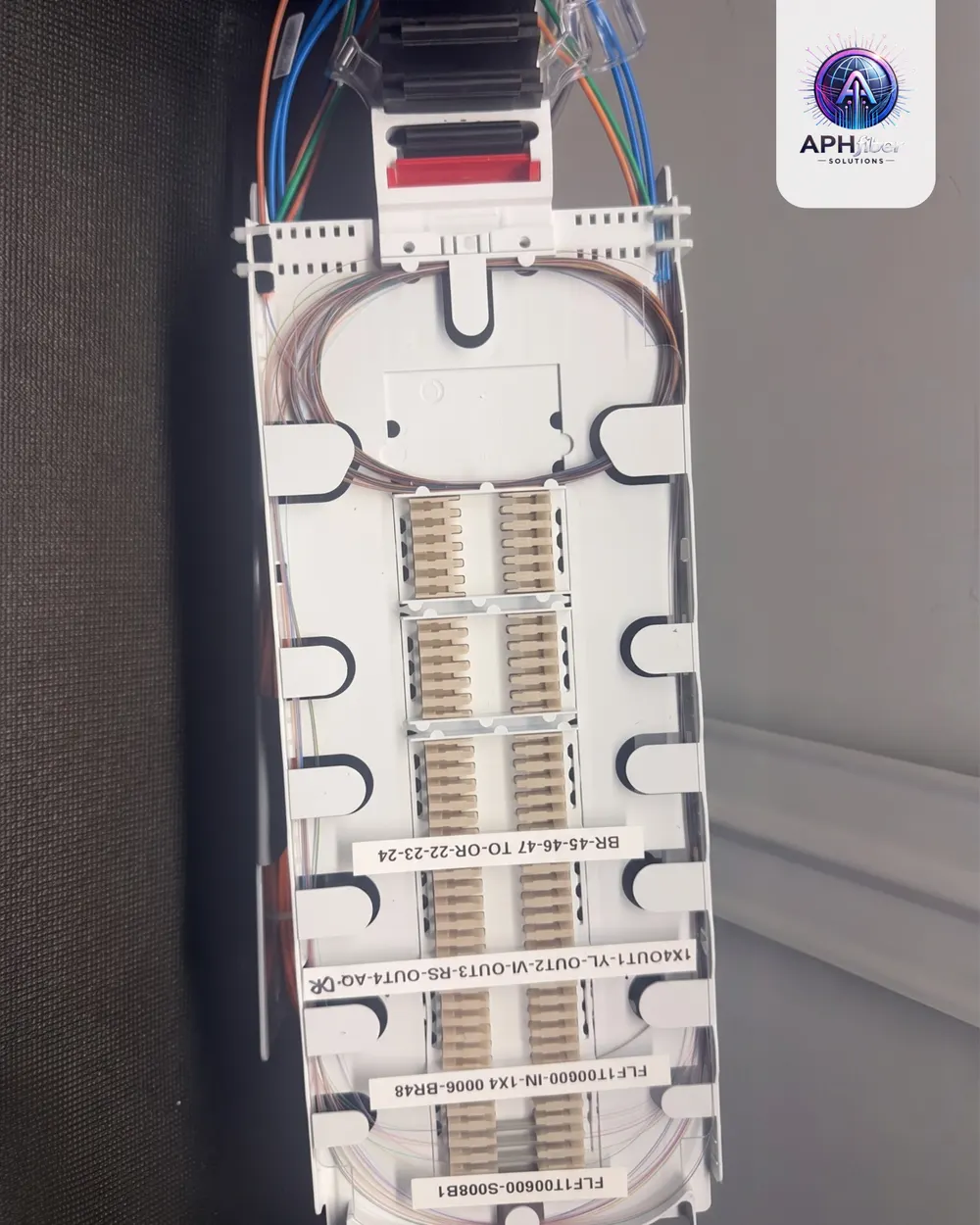 Splice tray with labeled fiber positions